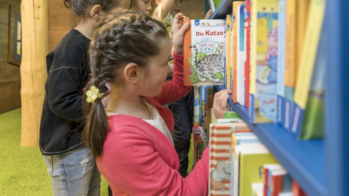 Pradas Resort Kidsclub Kind vor Bücherecke